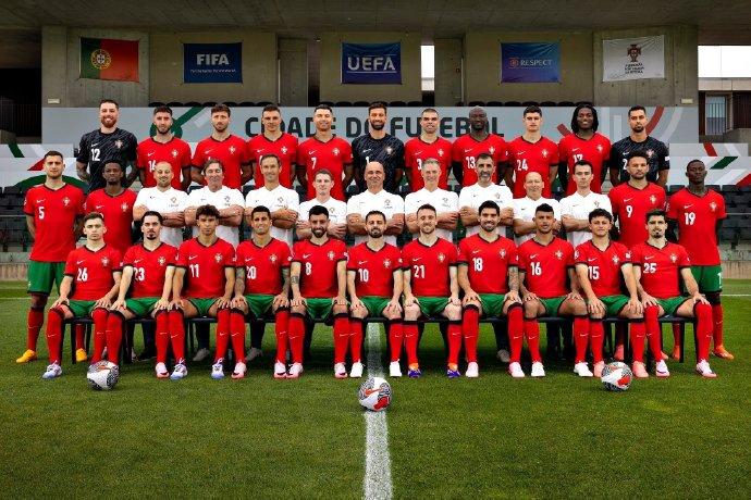 葡萄牙国家队发布欧洲杯全家福照片
