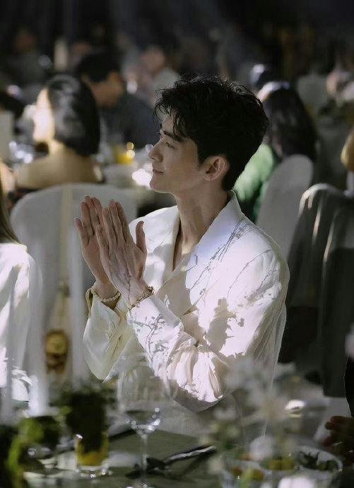 张翰参加朋友婚礼,白西装造型好帅!
