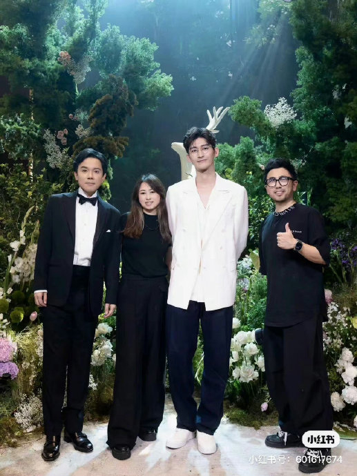 张翰参加朋友婚礼,白西装造型好帅!