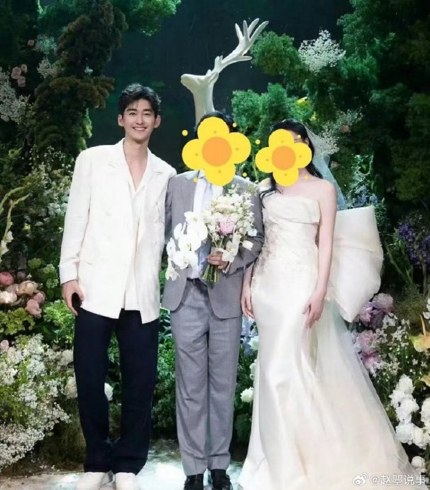 感觉张翰真的很帅了,穿着一身白色西装,站在那就很亮眼