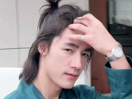 不是我说,他确实是为时尚而生的,这张脸真的充满了故事感!