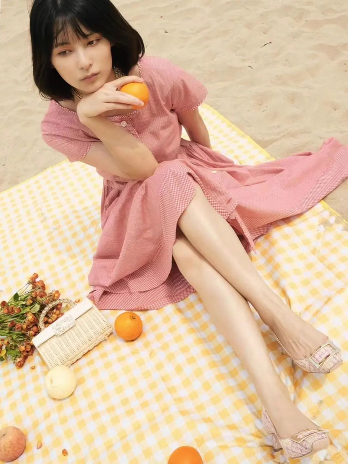 郑秀妍,王紫璇,孙安可,艾米,陈瑜等艺人上身演绎viv by the sea 饰扣