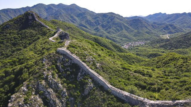 石峡关长城和长城脚下的石峡村（2024年6月1日摄，无人机照片）。新华社记者 陈钟昊 摄