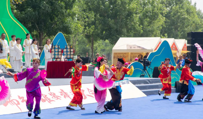 图为一路热舞的非遗游园活动现场
