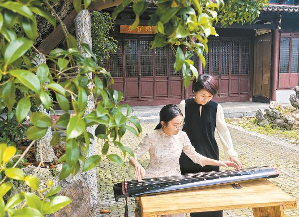             昨天，云间松琴非遗音乐会在松江百年古宅素园琴馆内举行，古琴和江南丝竹的曼妙音韵，为市民带来美的享受  本报记者  陶磊  摄          