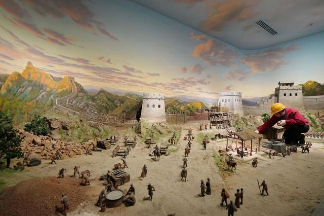 工人在山海关中国长城博物馆展厅布展（2024年4月11日摄）。新华社记者 杨世尧 摄