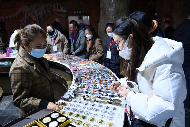 游客在甘肃省嘉峪关长城第一墩景区选购文创产品（2023年3月4日摄）。新华社记者 范培珅 摄