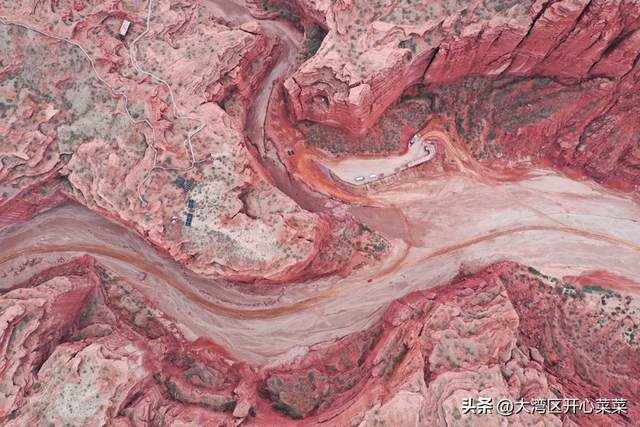 峡谷最宽的裂缝约200-300米左右,最窄的位置仅容一人侧身通过.