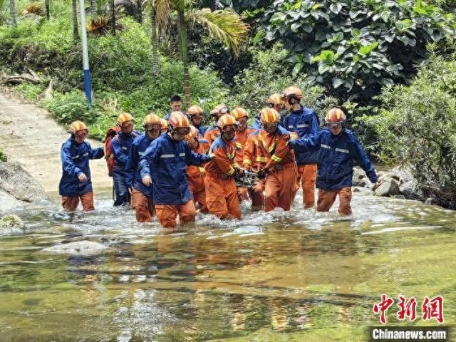 6月8日，保亭黎族苗族自治县消防救援大队接到报警求助，称海南热带雨林国家公园吊罗山林区有25名徒步人员被困。图为救援人员转移被困人员。保亭黎族苗族自治县委宣传部供图