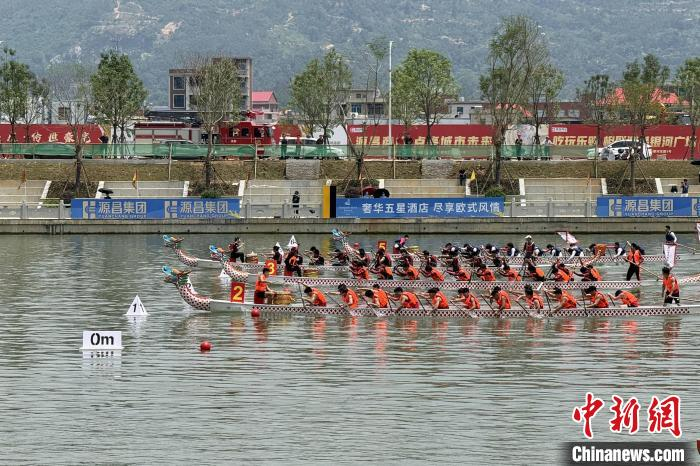 福建南安举办龙舟大赛:海内外龙舟队共迎端午