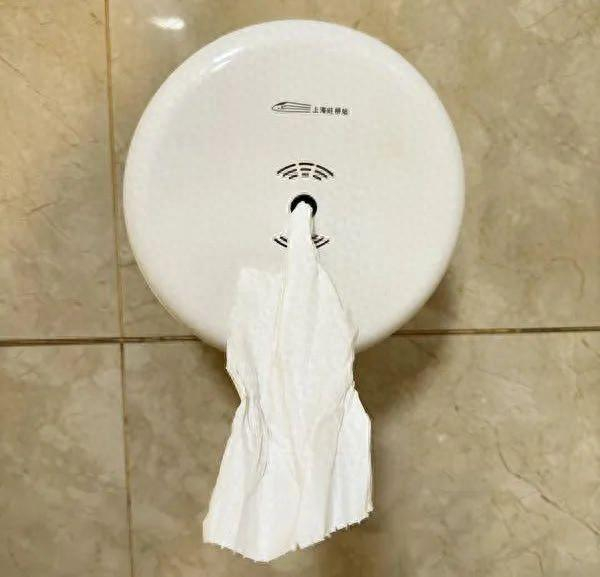 虹桥火车站公厕内已经改为人工抽纸机 本文图均为 新民帮侬忙微信公众号 图