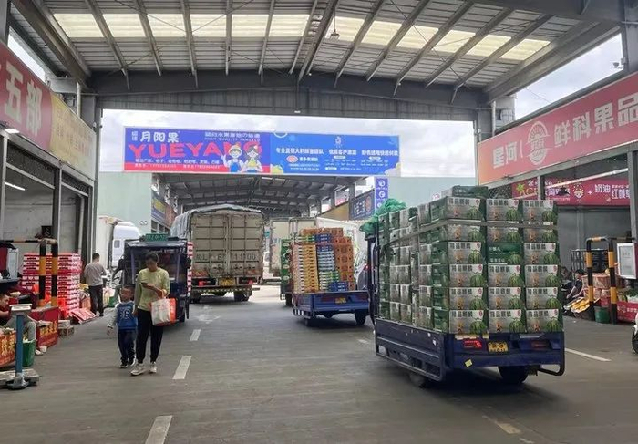 水果市场里拉西瓜的商户