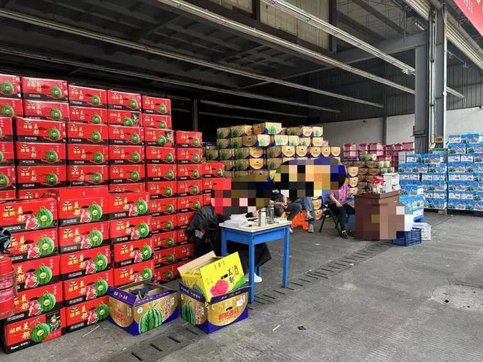 批发商店铺里满面的西瓜墙