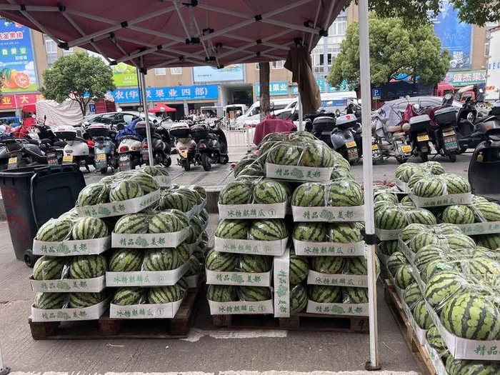 路边放着的精品西瓜