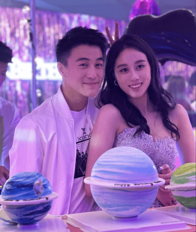 赌王小女儿何超欣25岁生日,与哥哥何猷君温馨合影