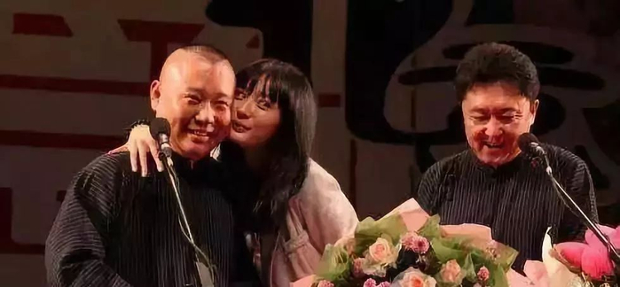 《王牌对王牌》,其他明星做游戏期间,杨幂笑着笑着,便靠到了曾志伟