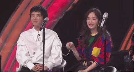 华晨宇将带子从杨幂手中扯了回来.