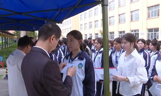 麦盖提县1576名学子斗志昂扬提笔奔赴考场