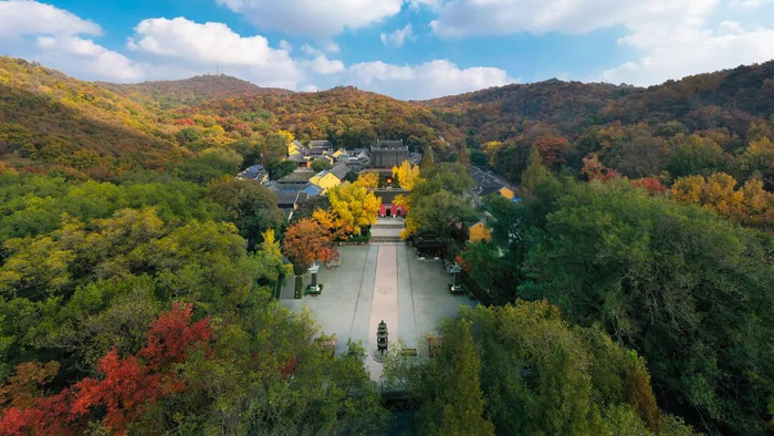 紫金山别称钟山,位于江苏省南京市玄武区,是南京的母亲山.