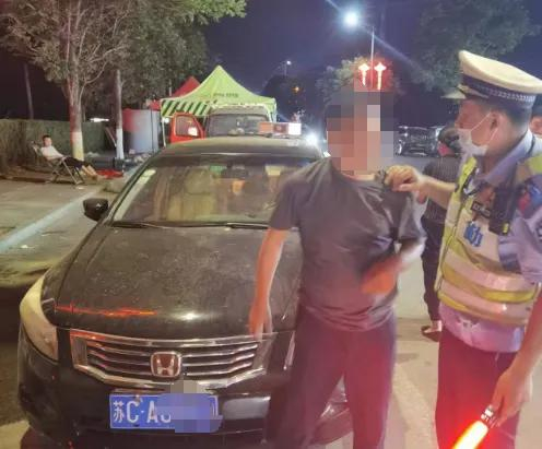 随后,民警立即上前拦停车辆进行检查,刚打开车门,民警就闻一股酒味.
