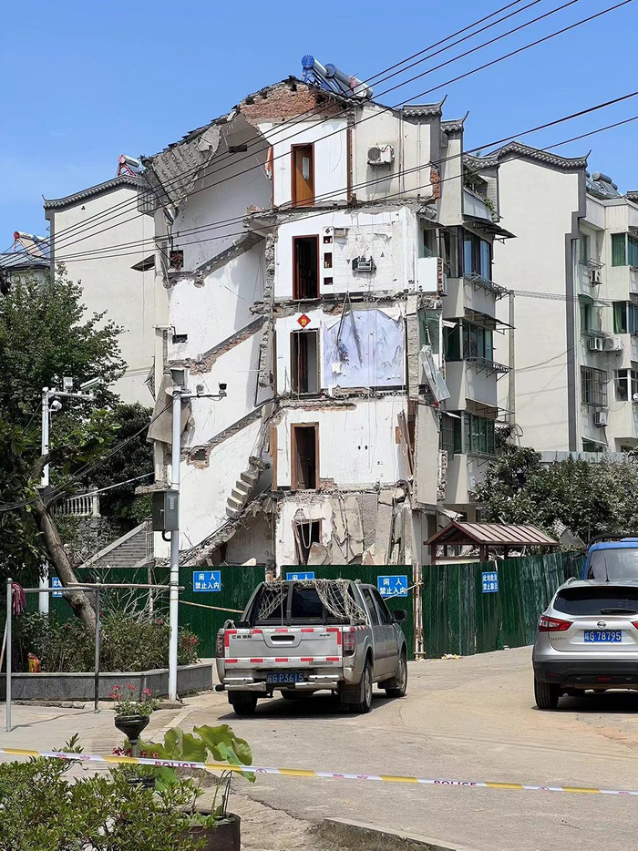 龙苑小区48栋西边户整体坍塌