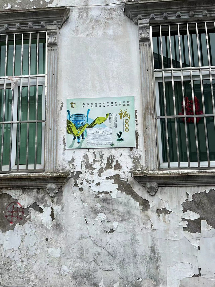 凤苑小区外立墙面斑驳、掉墙皮