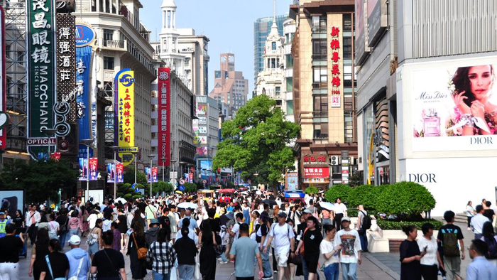 2024年6月9日，上海，端午假期，南京路商业步行街游客如织。视觉中国 图