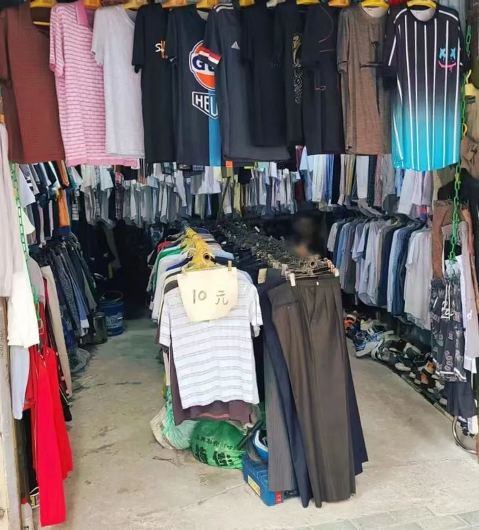 武汉市长堤街的二手服装市场。图/吴利婷