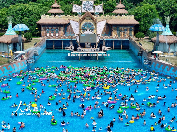 江苏南京:戏水消暑 乐享假期