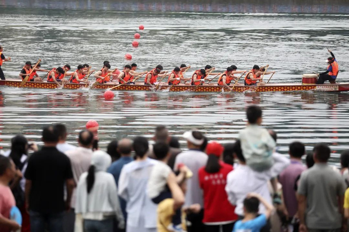 ▲6月8日，龙舟代表队在湖南省资兴市东江湾水上运动中心进行比赛。图片来源：IC photo