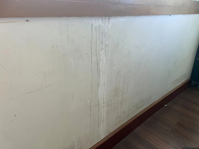 光荣小区一居民家中靠窗墙壁渗水