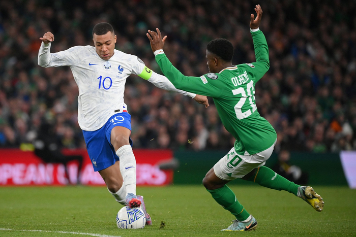 2023年3月27日,法国队球员姆巴佩(左)和爱尔兰队球员奥格本在欧锦赛