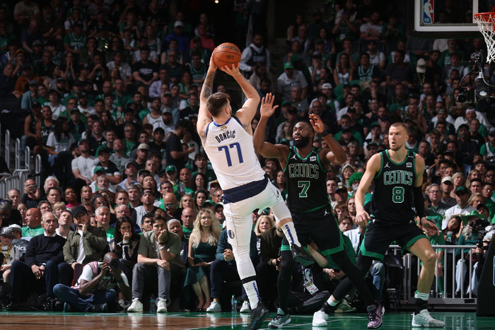 东契奇带伤出战，在第二场表现抢眼。