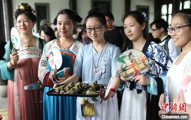 资料图：南京一群汉服爱好者齐聚莫愁湖公园，行古礼、祭祀、吃粽子，一起过端午。泱波 摄 
