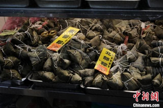 6月10日逢农历五月初五端午节，台北南门市场商家正在售卖“南部粽”和“北部粽”。中新社记者 张晓曦 摄