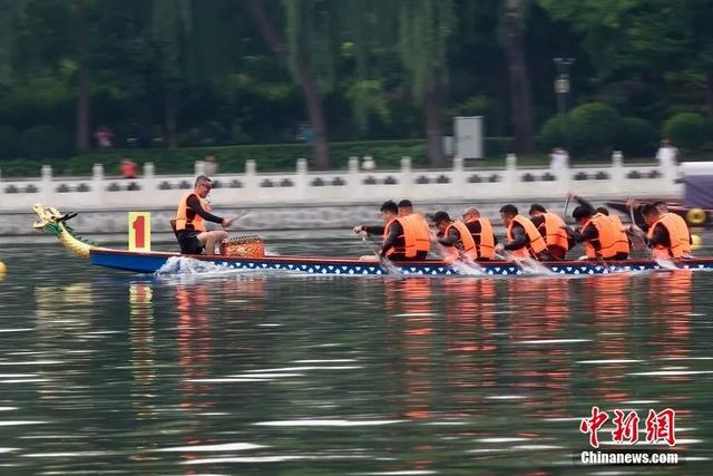 6月5日，来自中国大运河流经沿线多个城市的12支龙舟队齐聚北京什刹海，以赛龙舟的形式促进交流。中新社记者 易海菲 摄