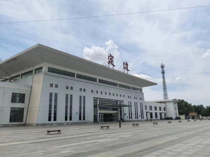 地理位置上是陕西省最西端的客运站,也是定边县境内唯一的客运火车站