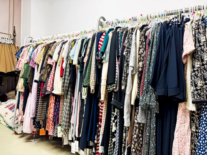 尾货直播间仓库，有多件同款衣服。图/受访者供图