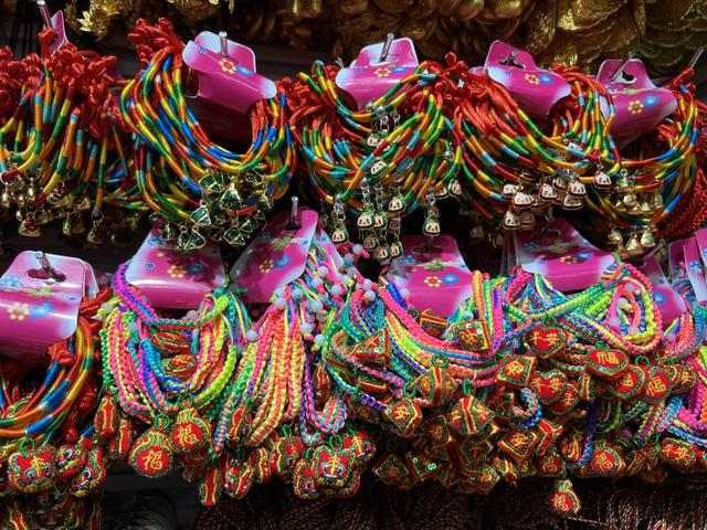 6月7日，这是义乌玉石缘饰品商店内展示的端午手链产品。（受访者供图）