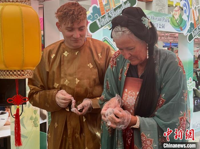 上海古风市集兴味浓 外国友人沉醉其中