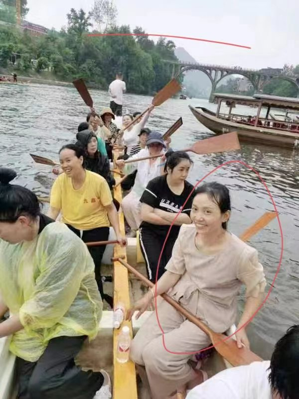 胡云（右一）正在参加训练。  受访者供图