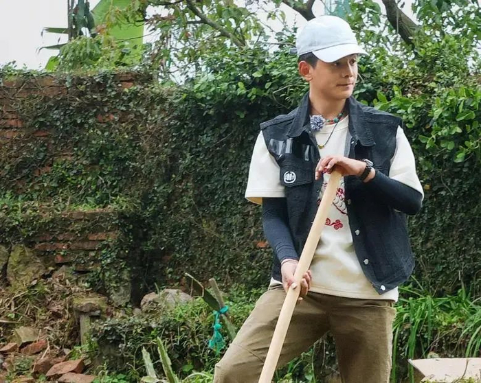 丁真上综艺被欺负?明星嘉宾抱团哄他多干活,面对镜头毫不掩饰