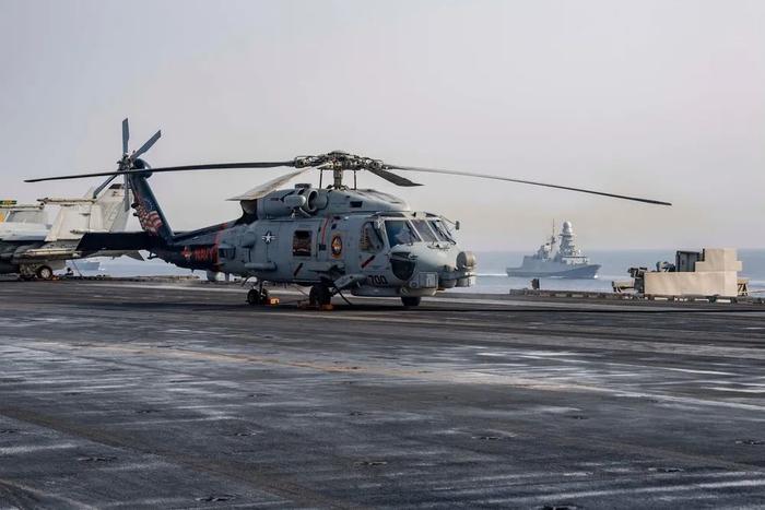 “艾森豪威尔”号搭载的MH-60R直升机，背景处为意大利海军“阿尔皮诺”号护卫舰