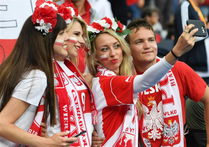 看欧洲杯而已,为什么有些人要特意穿上球衣?