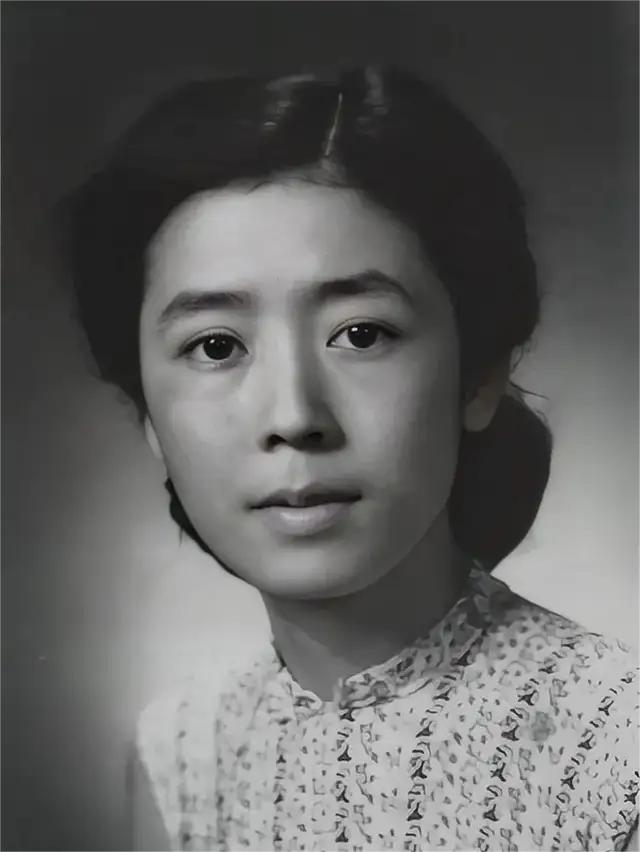 《雷雨》作者曹禺:婚内爱上女学生,发妻死后,他竟说了这8个字