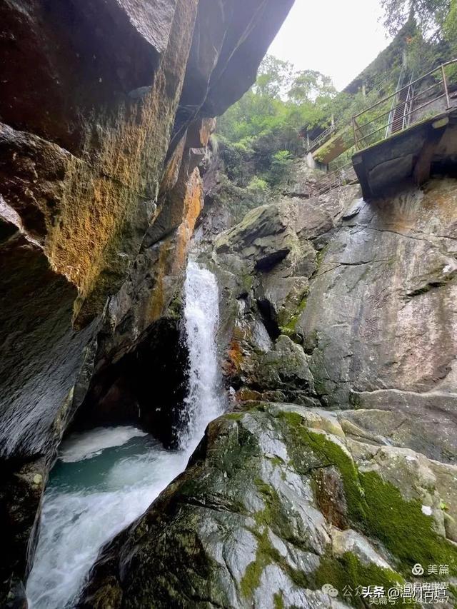 浙东十八潭原为浙东,浙南游击队的联络走廊,景区瀑潭相扣,溪水顺势而