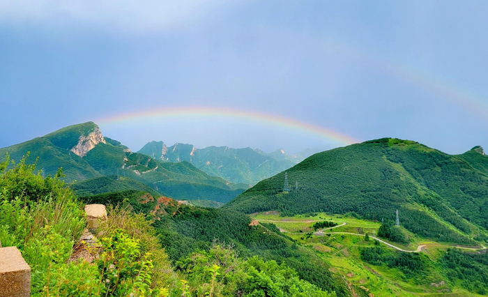 继霞光,云海后,北京房山白草畔又出现"双彩虹"