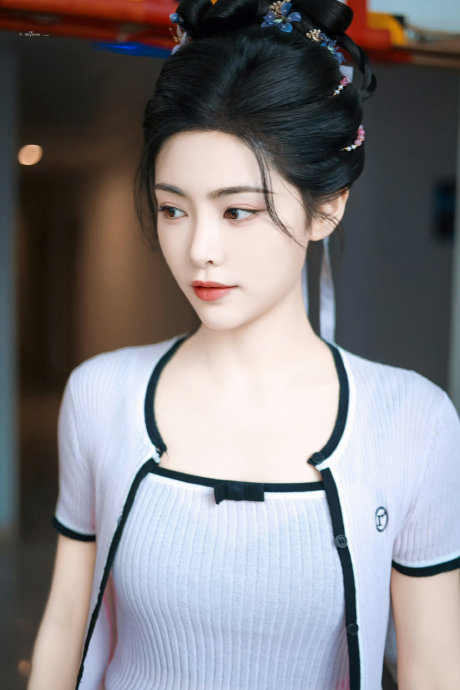 许佳琪《贵女》出妆路透 好美 期待少年时期的阮惜文 拍摄顺利!