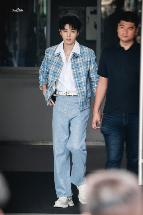 王俊凯你好星期六上班饭拍 蓝色格子外套白衬衫 牛仔裤