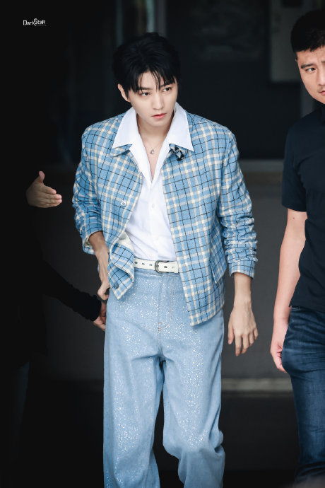 王俊凯你好星期六上班饭拍 蓝色格子外套白衬衫 牛仔裤